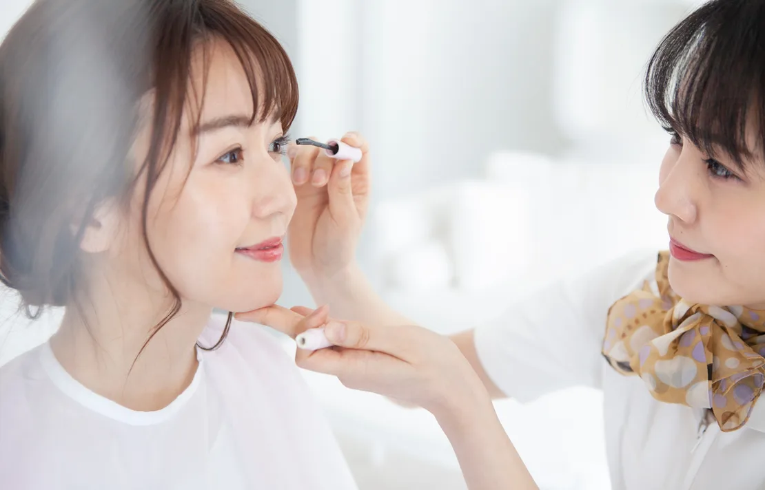 美容部員がお客様にメイクをしている様子