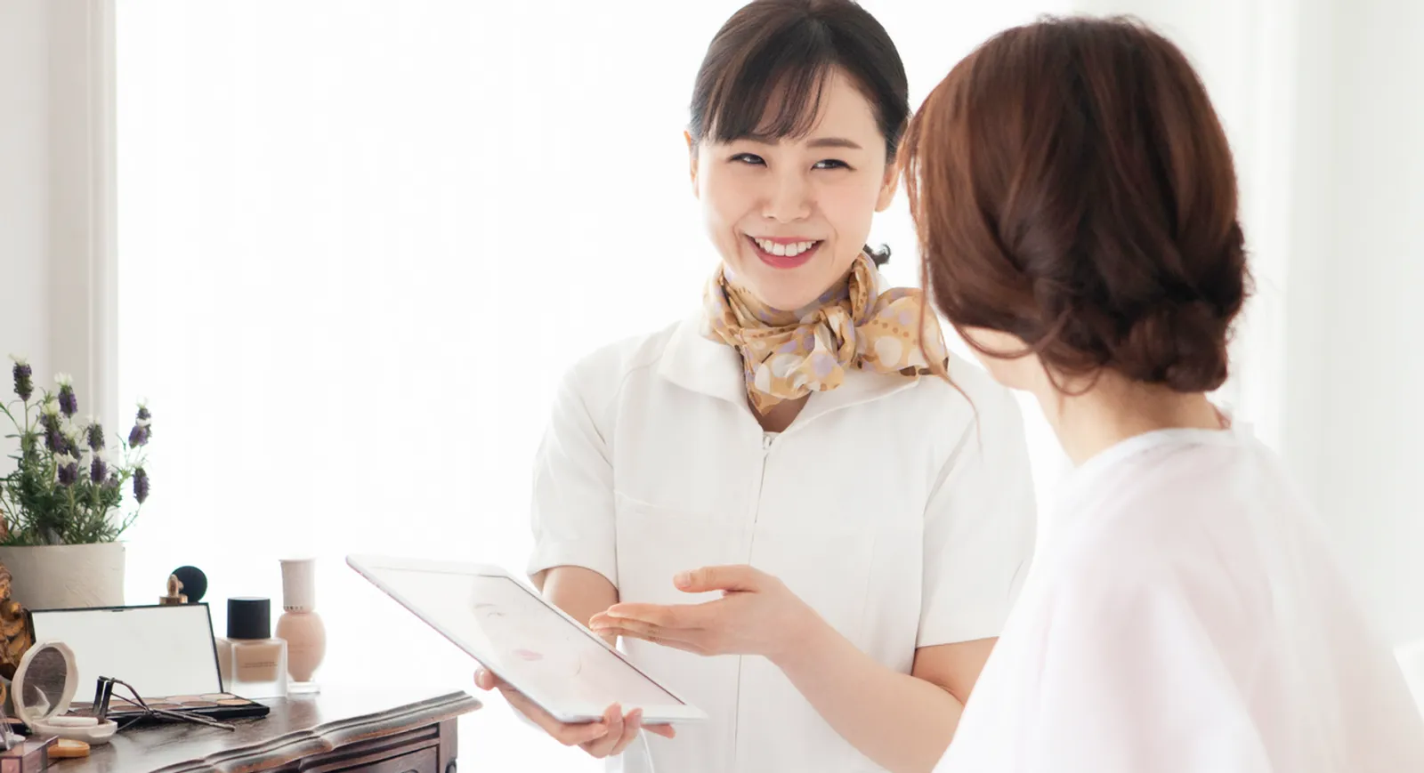 美容部員がお客様にカウンセリングしている様子